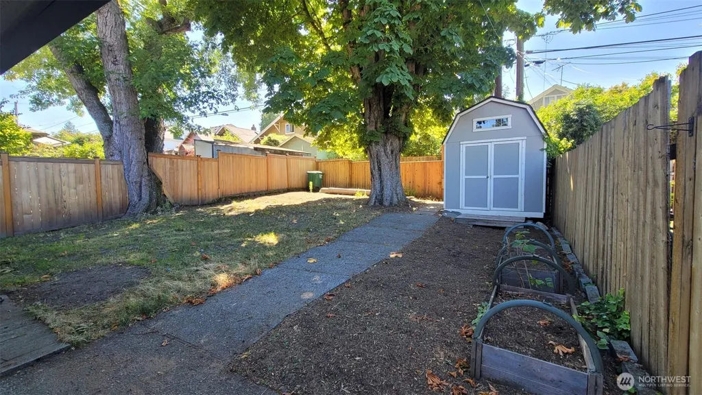 5621 Brooklyn Avenue NE Seattle WA 98105