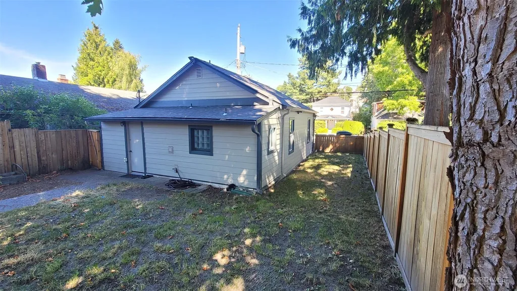 5621 Brooklyn Avenue NE Seattle WA 98105
