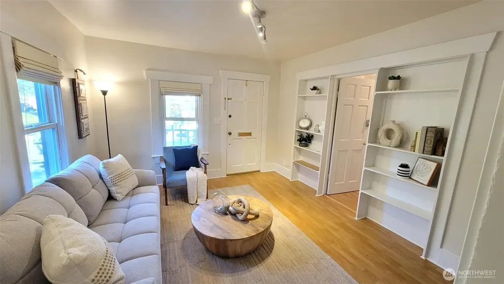 5621 Brooklyn Avenue NE Seattle WA 98105