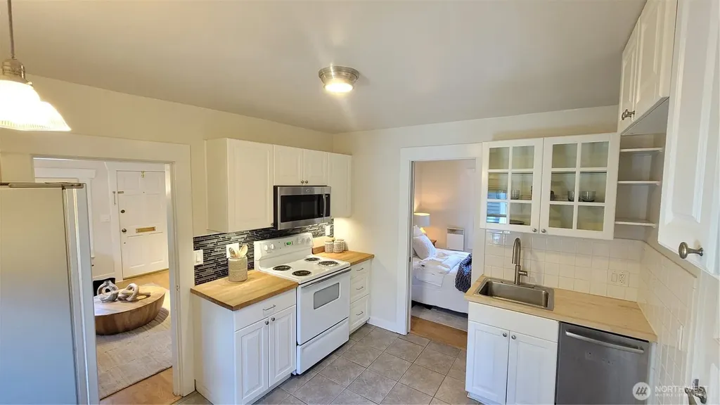 5621 Brooklyn Avenue NE Seattle WA 98105