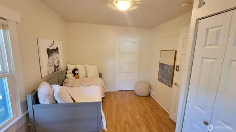 5621 Brooklyn Avenue NE Seattle WA 98105