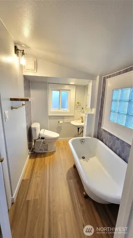 5621 Brooklyn Avenue NE Seattle WA 98105