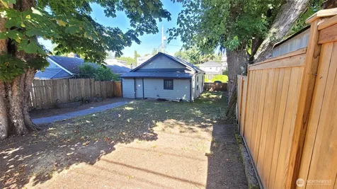 5621 Brooklyn Avenue NE Seattle WA 98105