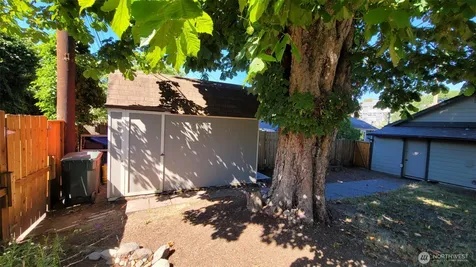5621 Brooklyn Avenue NE Seattle WA 98105