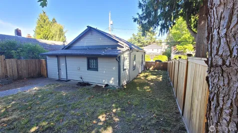 5621 Brooklyn Avenue NE Seattle WA 98105