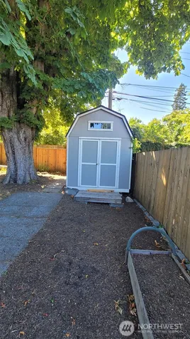 5621 Brooklyn Avenue NE Seattle WA 98105