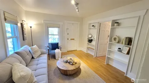 5621 Brooklyn Avenue NE Seattle WA 98105