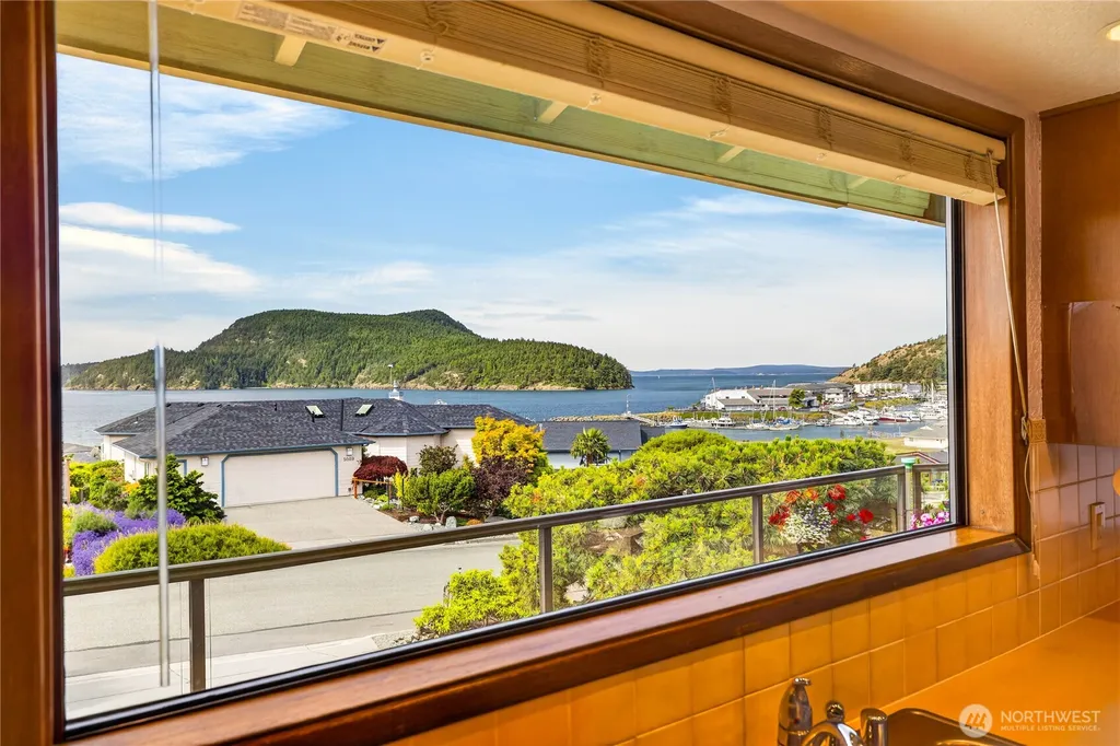 5008 Dundee Drive Anacortes WA 98221