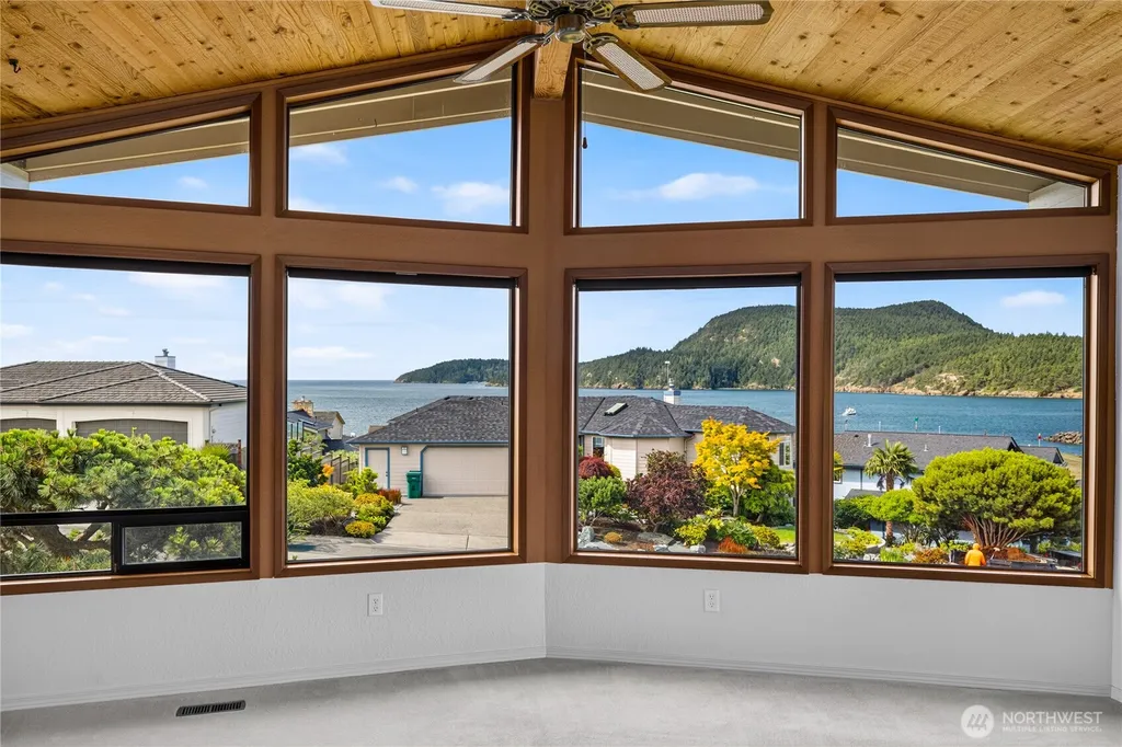 5008 Dundee Drive Anacortes WA 98221