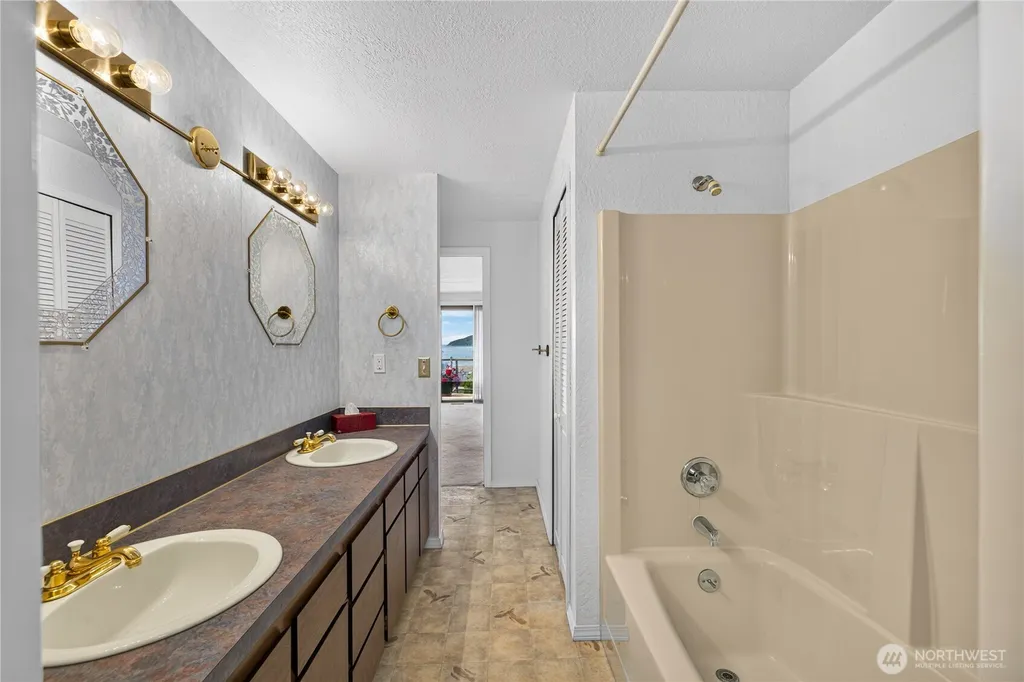 5008 Dundee Drive Anacortes WA 98221