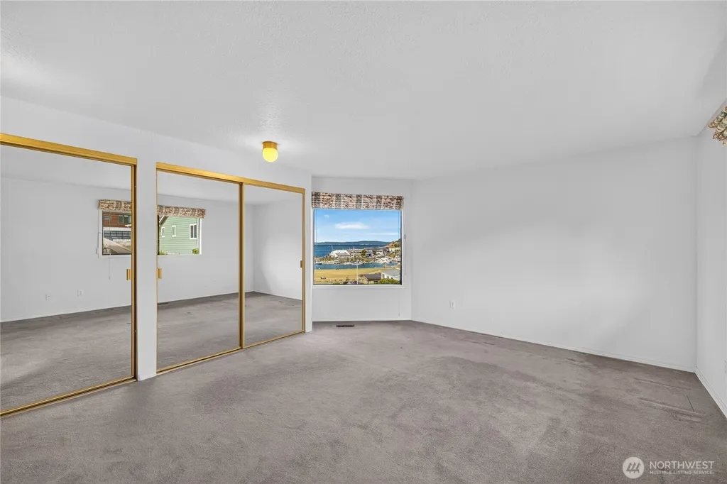 5008 Dundee Drive Anacortes WA 98221