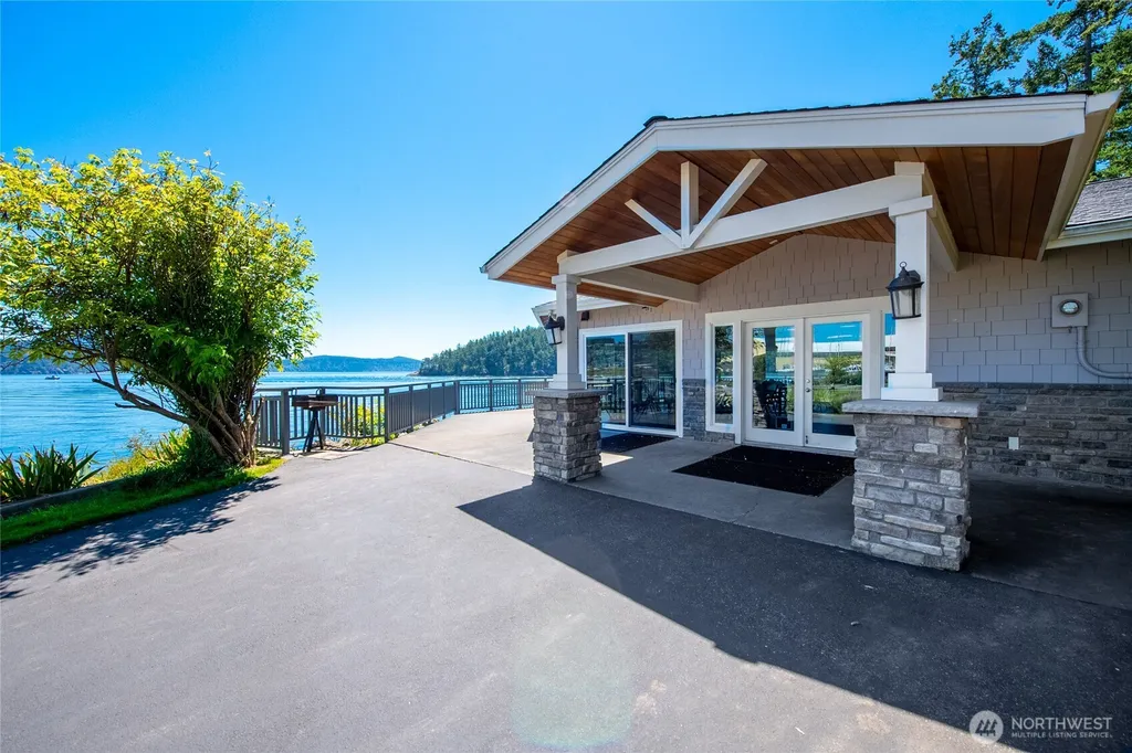 5008 Dundee Drive Anacortes WA 98221