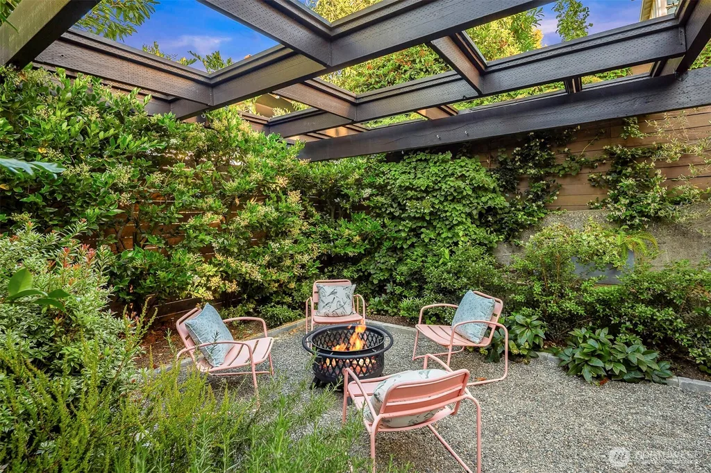 2612 1st Avenue N Seattle WA 98109