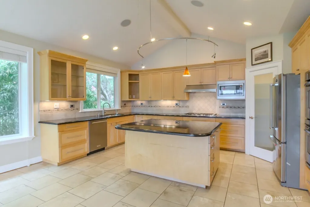 8568 Sand Point Way NE Seattle WA 98115