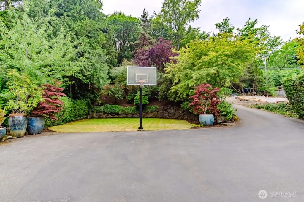 8568 Sand Point Way NE Seattle WA 98115
