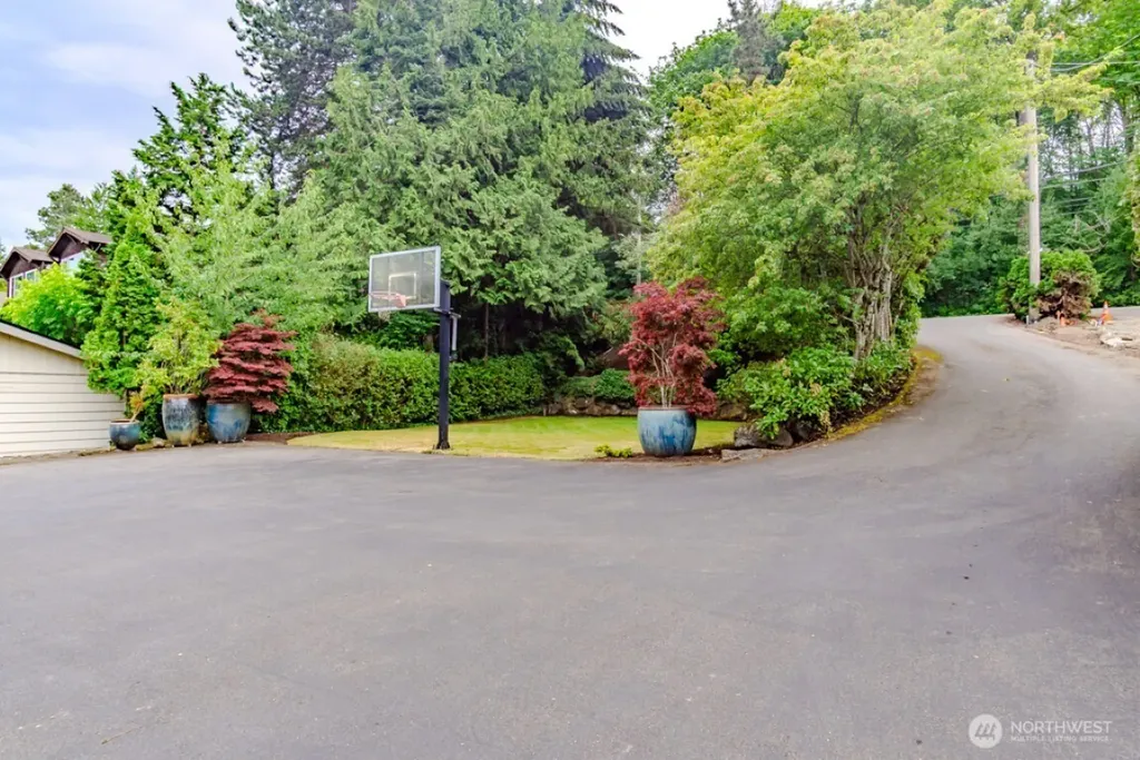 8568 Sand Point Way NE Seattle WA 98115