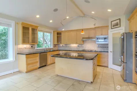 8568 Sand Point Way NE Seattle WA 98115