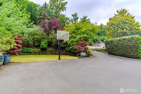 8568 Sand Point Way NE Seattle WA 98115