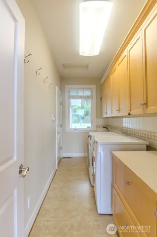 8568 Sand Point Way NE Seattle WA 98115