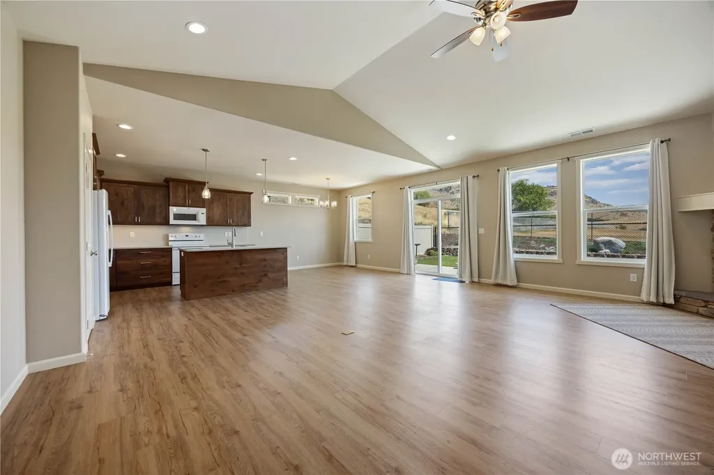472 Sunny Brooke Lane Chelan WA 98816