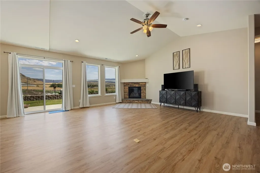 472 Sunny Brooke Lane Chelan WA 98816