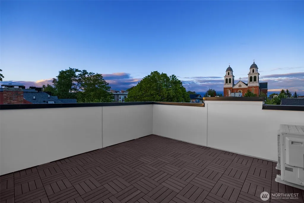 825 17th Avenue Seattle WA 98144