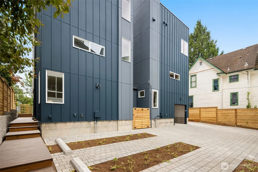 825 17th Avenue Seattle WA 98144