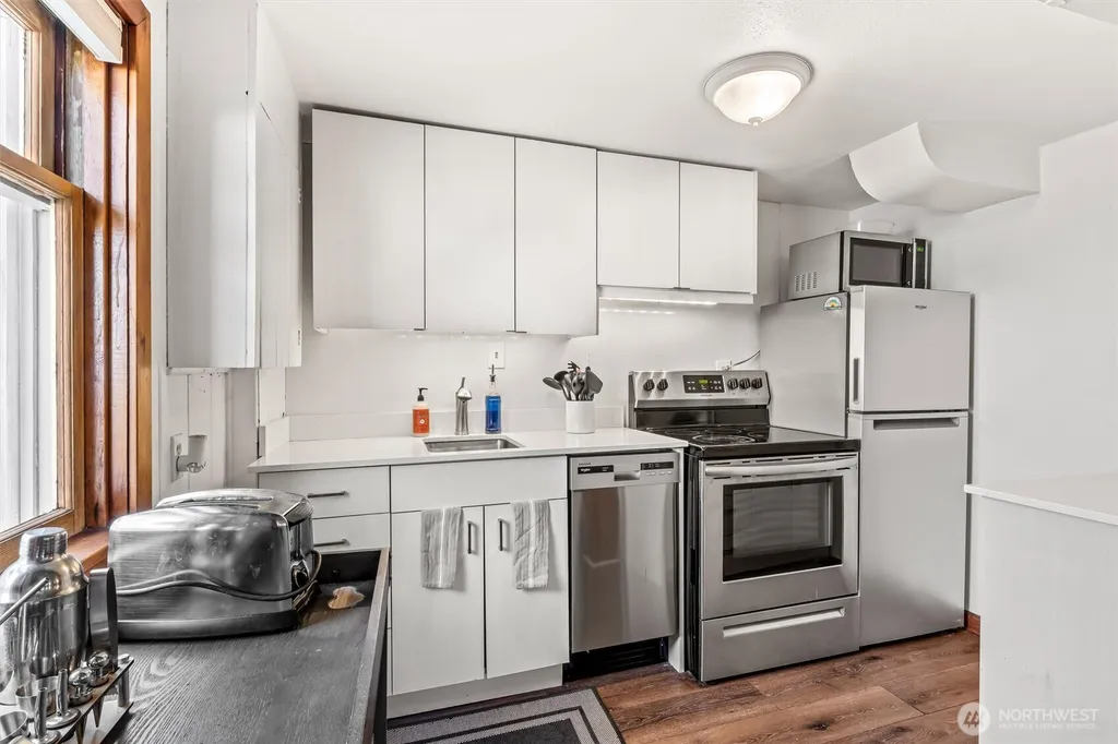 3033 31st Avenue W Seattle WA 98199