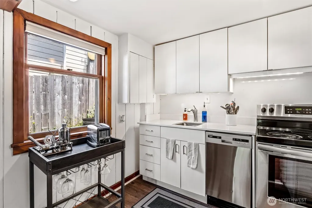 3033 31st Avenue W Seattle WA 98199