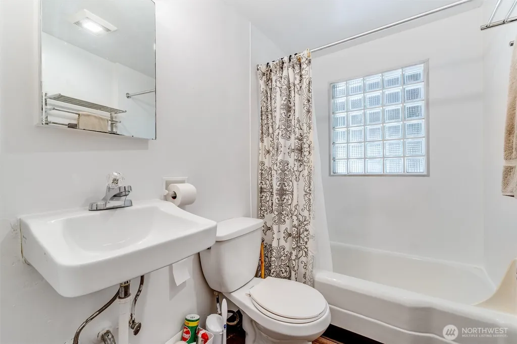 3033 31st Avenue W Seattle WA 98199
