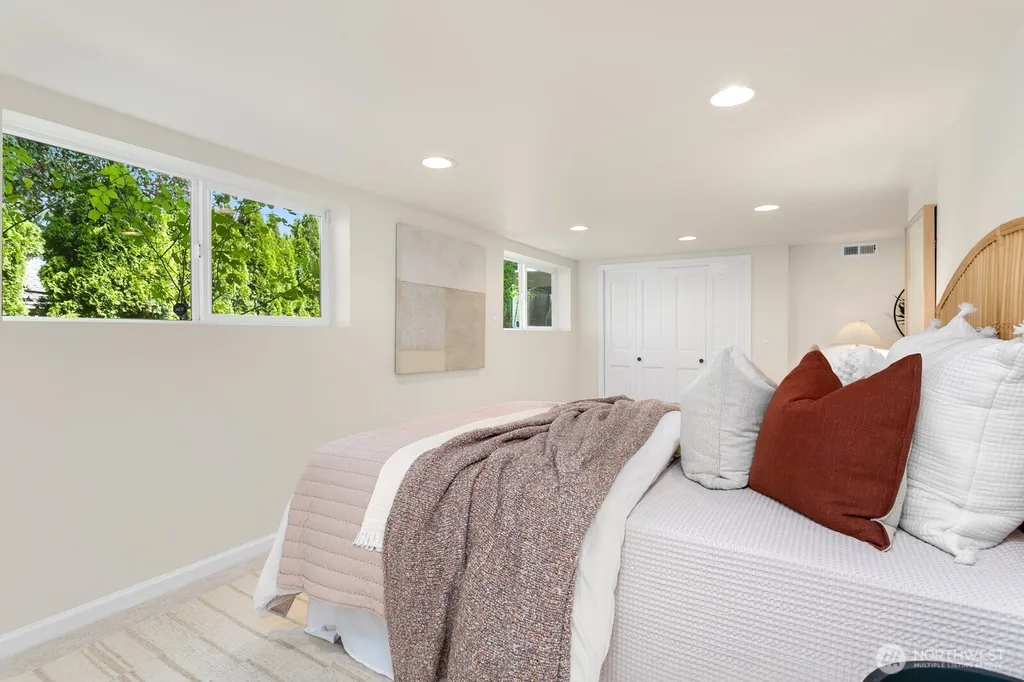 3610 W Viewmont Way W Seattle WA 98199