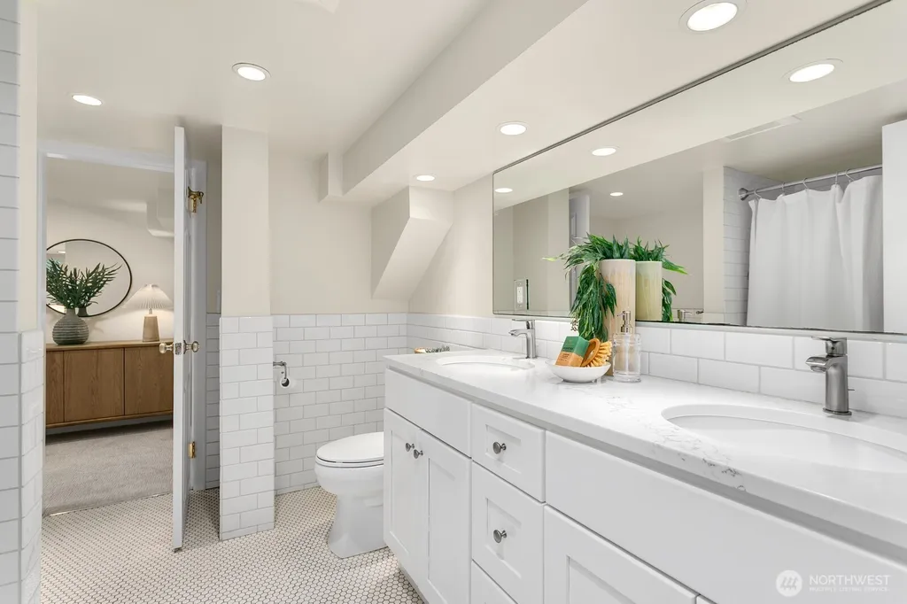 3610 W Viewmont Way W Seattle WA 98199