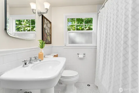 3610 W Viewmont Way W Seattle WA 98199