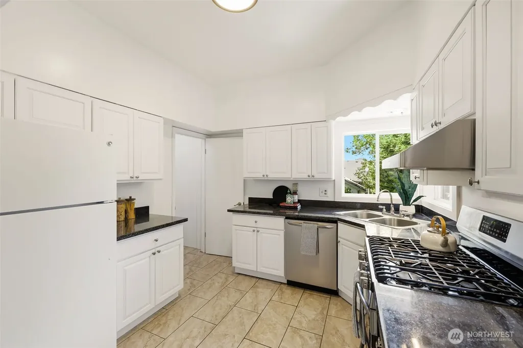 4318 1st Avenue NE Seattle WA 98105