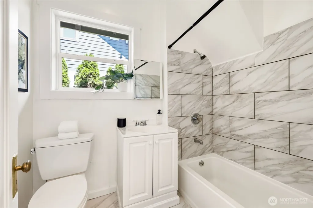 4318 1st Avenue NE Seattle WA 98105