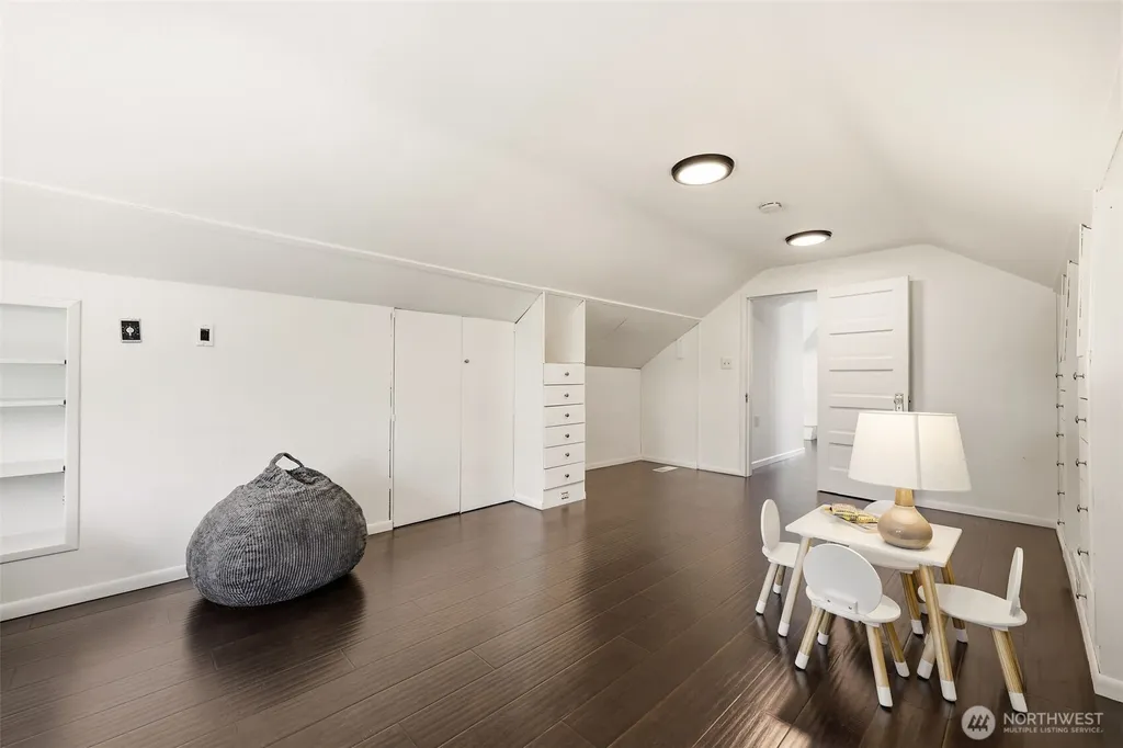 4318 1st Avenue NE Seattle WA 98105