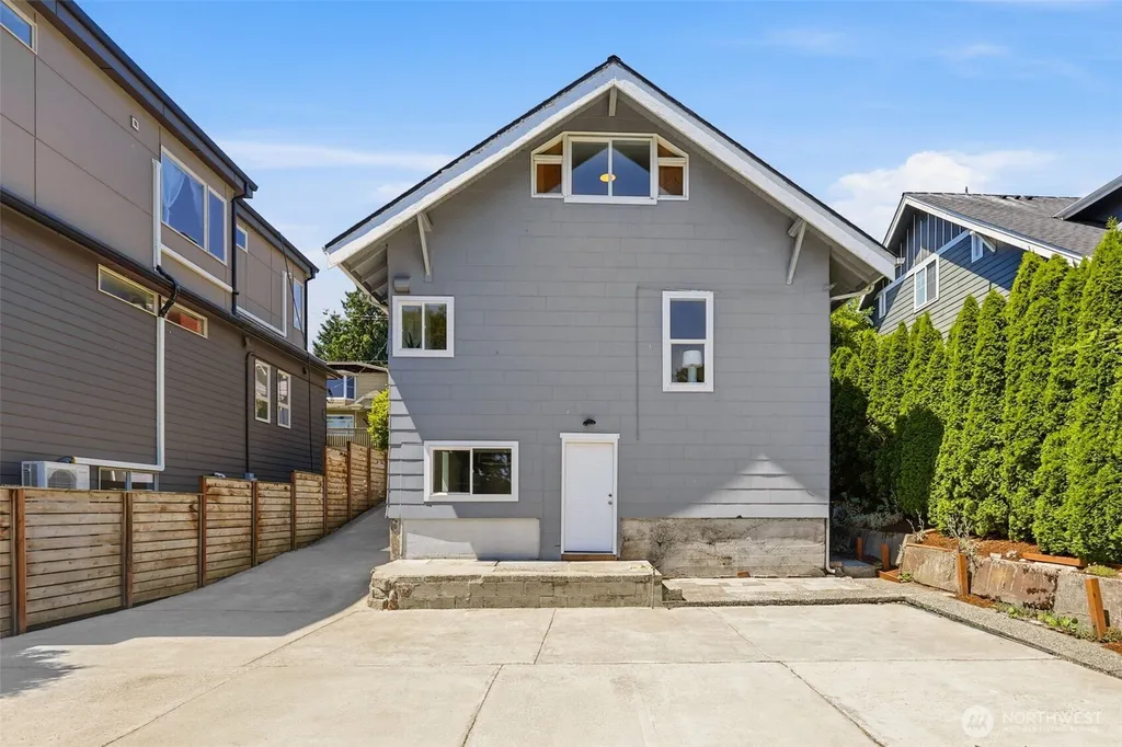 4318 1st Avenue NE Seattle WA 98105