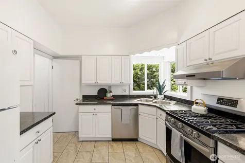 4318 1st Avenue NE Seattle WA 98105