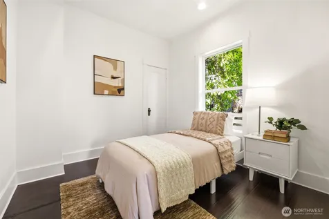 4318 1st Avenue NE Seattle WA 98105