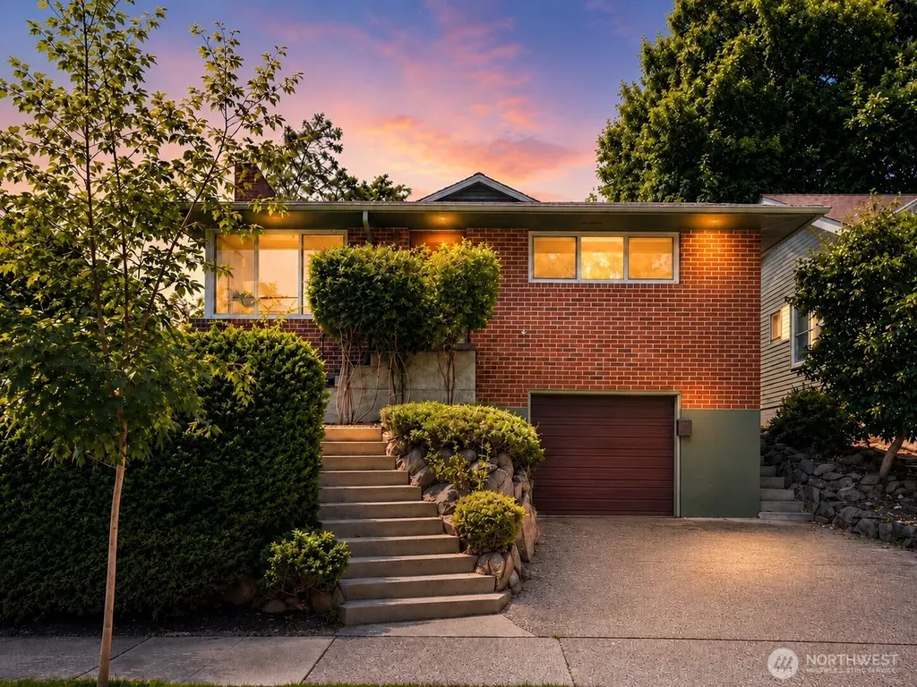 5547 38th Avenue NE Seattle WA 98105