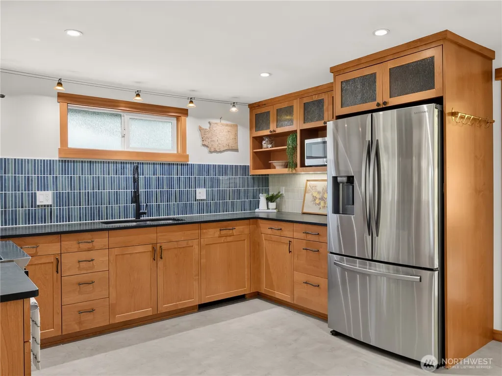 5547 38th Avenue NE Seattle WA 98105