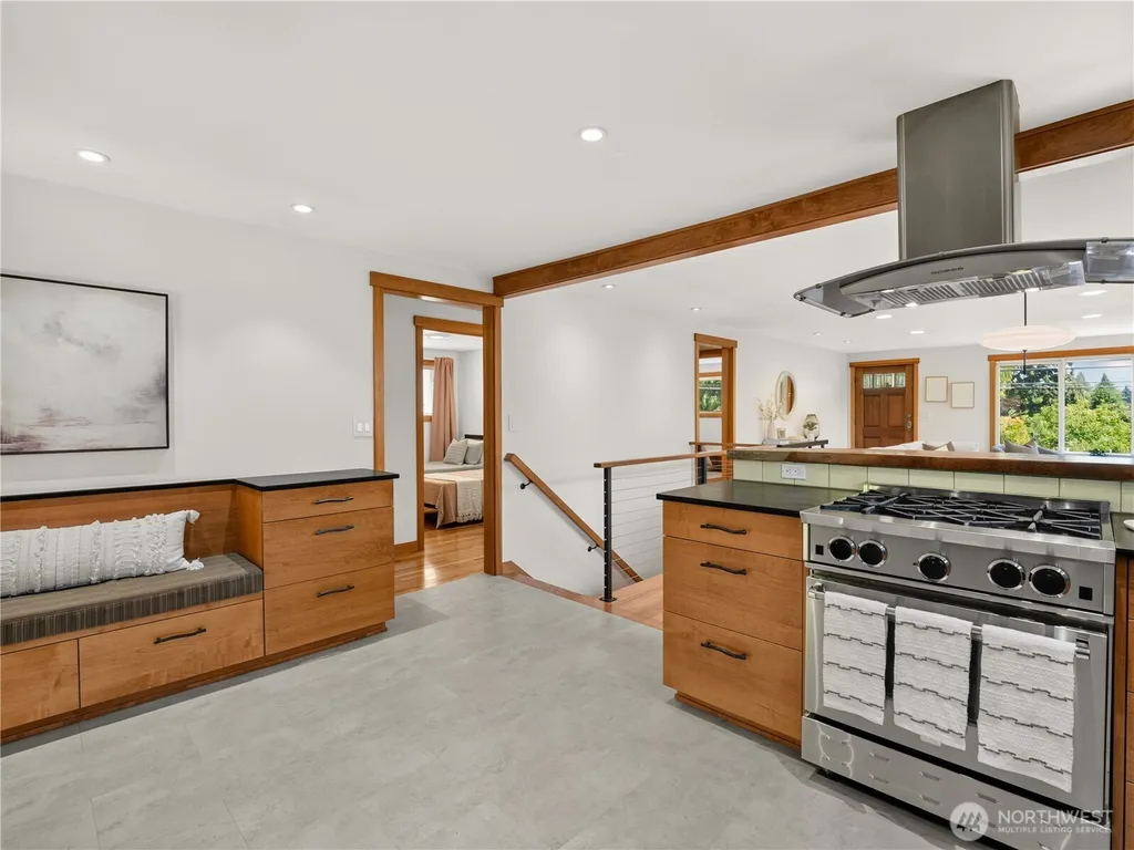 5547 38th Avenue NE Seattle WA 98105