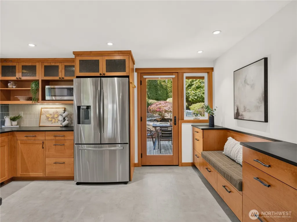 5547 38th Avenue NE Seattle WA 98105