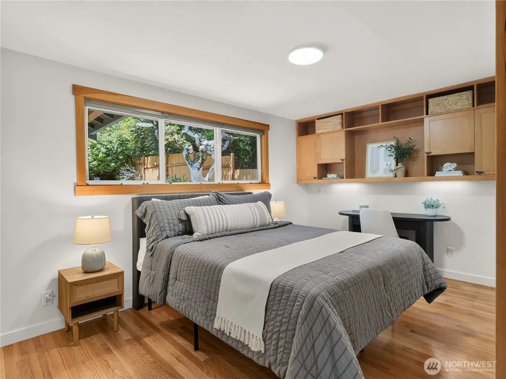 5547 38th Avenue NE Seattle WA 98105