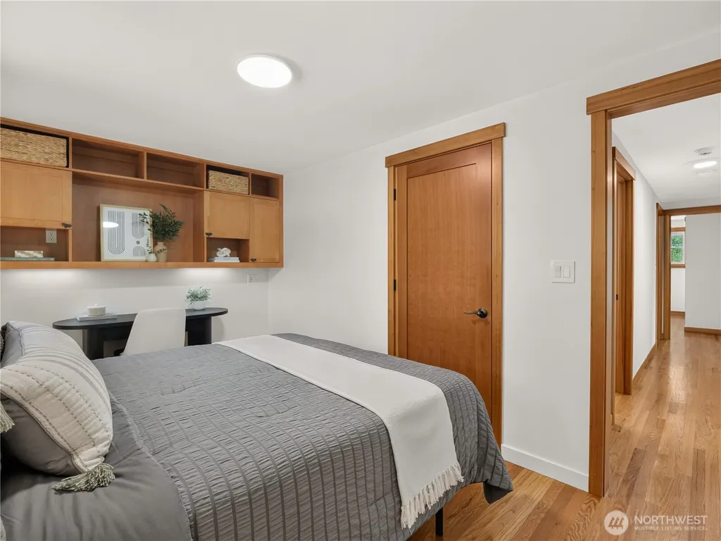 5547 38th Avenue NE Seattle WA 98105
