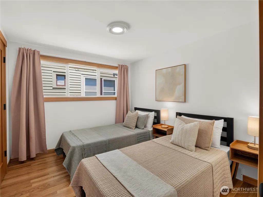 5547 38th Avenue NE Seattle WA 98105