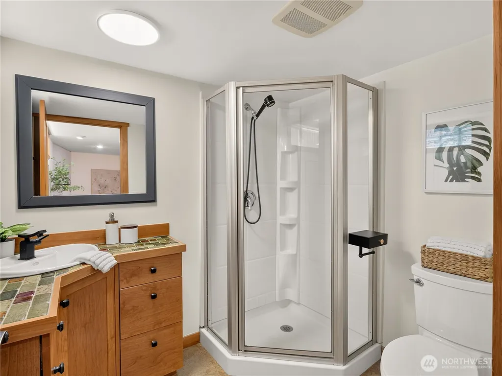 5547 38th Avenue NE Seattle WA 98105