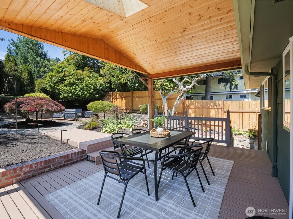5547 38th Avenue NE Seattle WA 98105