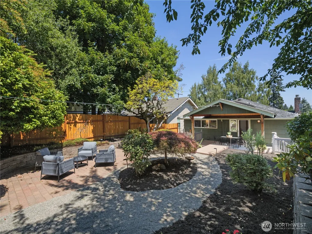 5547 38th Avenue NE Seattle WA 98105