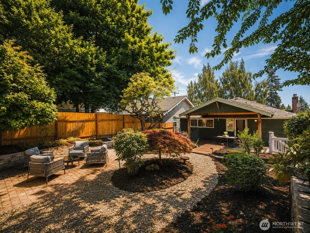 5547 38th Avenue NE Seattle WA 98105